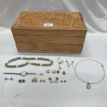 WALNUT JEWELLERY BOX & CONTENTS INCLUDING 9CT GOLD GEM SET PENDANT ON CHAIN - 1.