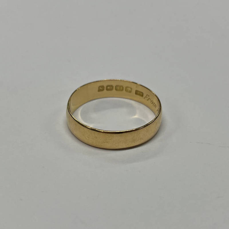 18CT GOLD WEDDING BAND - RING SIZE W, 4.