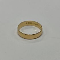 18CT GOLD WEDDING BAND - RING SIZE W, 4.