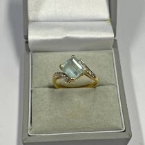 18CT GOLD DIAMOND & AQUAMARINE TWIST RING - 4.4G Condition Report: Ring size: O.