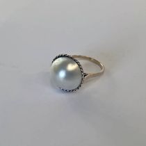 9CT GOLD MABE PEARL STYLE RING - 6.G, PEARL 15.