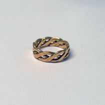 9CT GOLD WOVEN WEDDING BAND - RING SIZE T, 6.