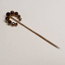 15CT GOLD GARNET SET HORSESHOE STICK PIN, BOXED Condition Report: Marks clear,