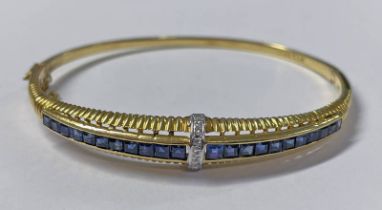 14K GOLD SAPPHIRE & DIAMOND HINGED BANGLE SET WITH CALIBRE CUT SAPPHIRES & BRILLIANT CUT DIAMONDS -