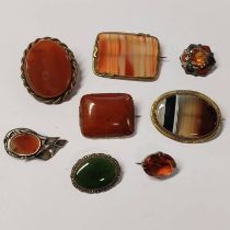 VARIOUS 19TH CENTURY & LATER AGATE SET BROOCHES ETC.