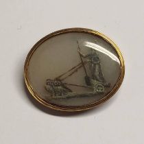 19TH CENTURY GOLD MOUNTED CHALCEDONY BROOCH DEPICTING ATHENA IN AN OWL DRAWN CHARIOT - 3.