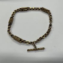 LATE 19TH OR EARLY 20TH CENTURY GOLD WATCH CHAIN MARKED 9CT TO HOOK & CLASP - 36 CM LONG, 33.