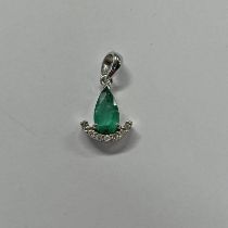 18CT GOLD EMERALD & DIAMOND PENDANT SET WITH A PEAR SHAPED EMERALD & 7 DIAMONDS - 6.