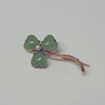 EARLY 20TH CENTURY 9CT GOLD NEPHRITE & PEARL SHAMROCK BROOCH - 3.7 CM LONG, 2.