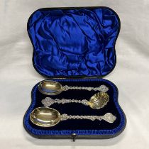 CASED SET OF SILVER FRUIT SERVING SPOONS & MATCHING SIFTER LADLE WITH PIERCED STEMS & GILT BOWLS BY