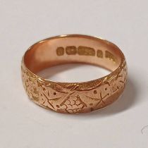 9CT GOLD ENGRAVED WEDDING BAND - RING SIZE J, 2.8 G Condition Report: Marks clear.