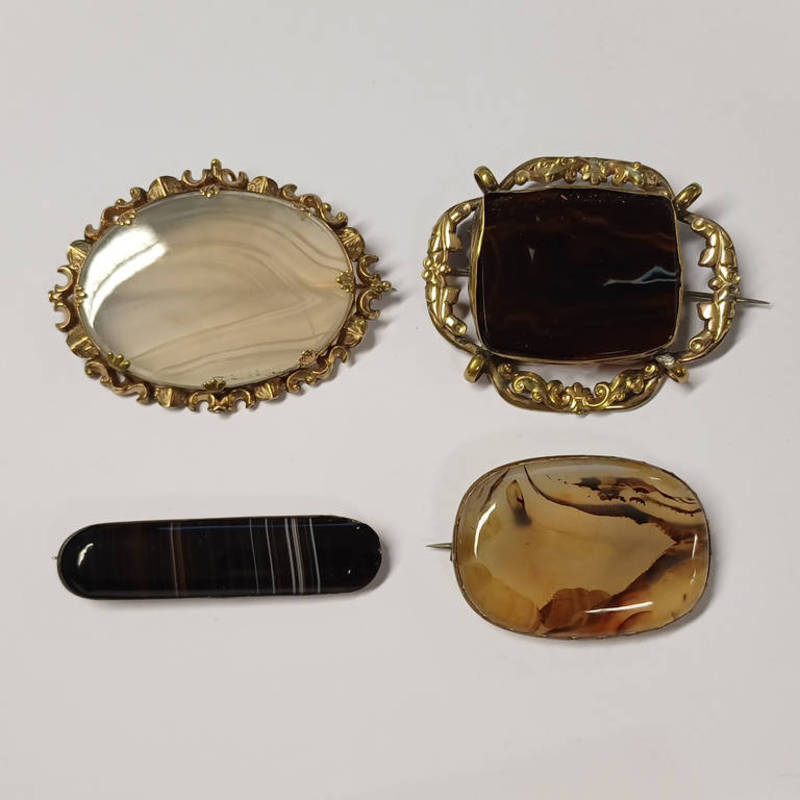 4 X 19TH CENTURY GILT METAL & BANDED AGATE BROOCHES.