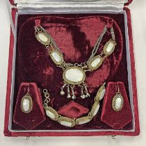 INDIAN ABALONE & GILT BRASS SUITE OF JEWELLERY CONSISTING OF NECKLACE,