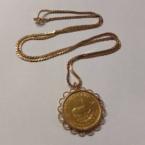 9CT GOLD MOUNTED 1974 KRUGERRAND ON A 9CT GOLD CHAIN - 55.