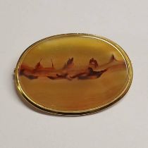 LATE 19TH CENTURY/EARLY 20TH CENTURY 9CT GOLD MOUNTED AGATE SET BROOCH - 4 CM WIDE