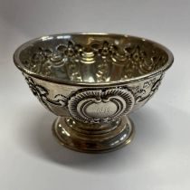 SILVER PEDESTAL BOWL WITH FOLIATE DECORATION, LONDON 1898 - 12 CM DIAMETER,