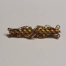 15 CT GOLD DIAMOND SET BAR BROOCH - 4.2 CM LONG, 4.