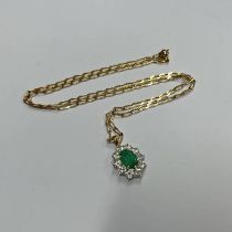 18CT GOLD EMERALD & DIAMOND CLUSTER PENDANT ON AN 18CT GOLD CHAIN.