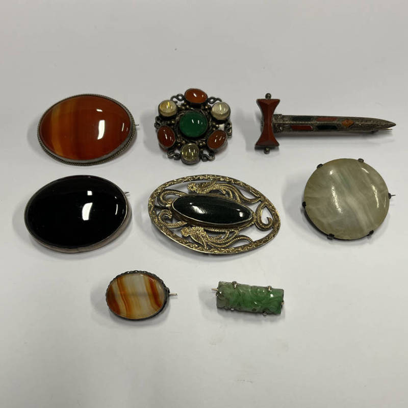 VARIOUS AGATE & OTHER BROOCHES, AGATE SET SWORD KILT PIN - A/F,