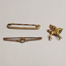 9CT GOLD HORSE CHARM, 9CT GOLD BAR BROOCH & 1 OTHER 9CT GOLD BROOCH - 7.