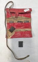 18TH / 19TH CENTURY LEATHER POUCH WITH CONTENTS OF 6 FLINTS FOR A FLINTLOCK PISTOL OR FLINTLOCK