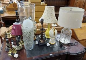 GOOD SELECTION OF TABLE LAMPS TO INCLUDE CUT GLASS TABLE LAMP, PAIR OF METAL TABLE LAMPS ETC.