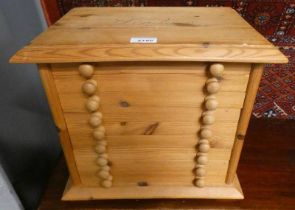 PINE TABLE TOP COLLECTOR'S/JEWELLERY CHEST SIGNED LINDA TO TOP,