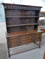 EARLY 20TH CENTURY OAK WELSH DRESSER WITH SHELF BACK OVER BASE OF 2 CENTRAL DRAWERS FLANKED BY 2