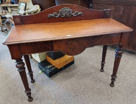 19TH CENTURY MAHOGANY SIDE TABLE WITH DECORATIVE BACK & SINGLE DRAWER ON REEDED SUPPORTS.