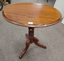 19TH CENTURY MAHOGANY OVAL TOPPED PEDESTAL TABLE ON 3 SPREADING SUPPORTS,