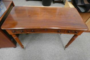 19TH CENTURY MAHOGANY WRITING TABLE WITH CENTRE DRAWER WITH LEATHER WRITING SLOPE FLANKED BY 2