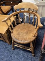 EARLY 20TH CENTURY ELM OPEN ARMCHAIR ON TURNED SUPPORTS