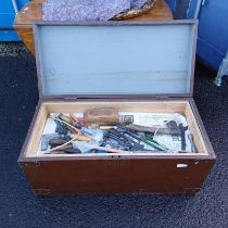 PINE KIST & CONTENTS OF VARIOUS TOOLS TO INCLUDE NO 51. SPOKE SHAVE ETC.