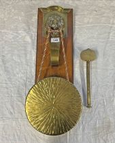 BRASS & WOOD WALL MOUNTED DINNER GONG WITH WOODEN PLINTH WITH GILT METAL / BRASS LION HEAD MOUNT