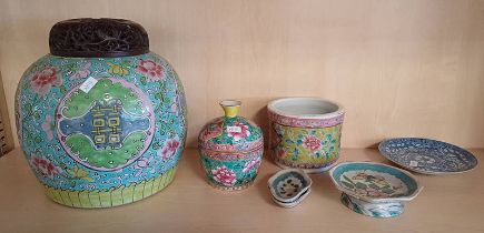 CHINESE BLUE, GREEN & PINK FLORAL DECORATED VASE WITH HARDWOOD LID 22CM TALL, LIDDED POT,