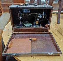 CASED SINGER SEWING MACHINE,