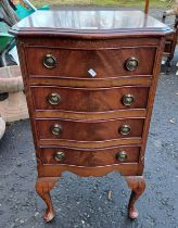 20TH CENTURY MAHOGANY CHEST OF DRAWERS WITH SERPENTINE FRONT & 4 DRAWERS ON QUEEN ANNE SUPPORTS.