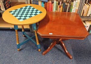 PAINTED GILT & BLUE CIRCULAR GAMES TABLE WITH CHESS BOARD INSET TOP & MAHOGANY PEDESTAL TABLE