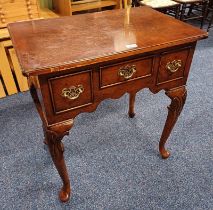 MAHOGANY LOWBOY WITH 3 DRAWERS ON SHAPED SUPPORTS.