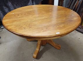 OAK CIRCULAR PEDESTAL KITCHEN TABLE ON 4 SPREADING SUPPORTS.