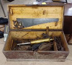 WOODEN TOOL BOX & CONTENTS OF VARIOUS TOOLS TO INCLUDE H DISSTON & SONS, PHILADA SAW,