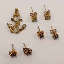 3 PAIRS OF 9CT GOLD GEM SET EARSTUDS & 9CT GOLD FOULED ANCHOR PENDANT - 4.