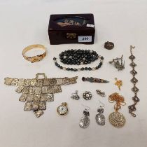 ORIENTAL JEWELLERY BOX & CONTENTS OF COSTUME JEWELLERY INCLUDING NECKLACES, BANGLE,