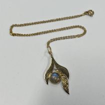 9CT GOLD MOONSTONE SET PENDANT ON A 9CT GOLD CHAIN - 4.