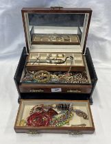 JEWELLERY BOX & CONTENTS OF VARIOUS COSTUME JEWELLERY INCLUDING NECKLACES, BRACELETS,