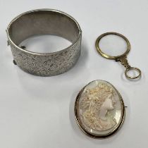 SILVER HINGED BANGLE WITH ENGRAVED DECORATION,