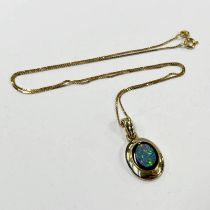 14CT GOLD OPAL DOUBLET PENDANT - 2.7 G ON AN 18CT GOLD CHAIN - 1.