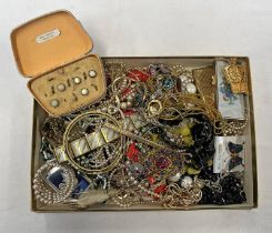 SELECTION OF VARIOUS COSTUME JEWELLERY INCLUDING BEAD NECKLACES, PASTE PEARLS, COMPACTS ETC.