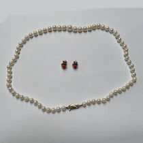CULTURED PEARL NECKLACE ON A 9CT GOLD CLASP,