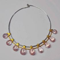 18CT GOLD COLLAR NECKLACE SET WITH FACETED PEAR SHAPED ROSE QUARTZ DROPS - 51.